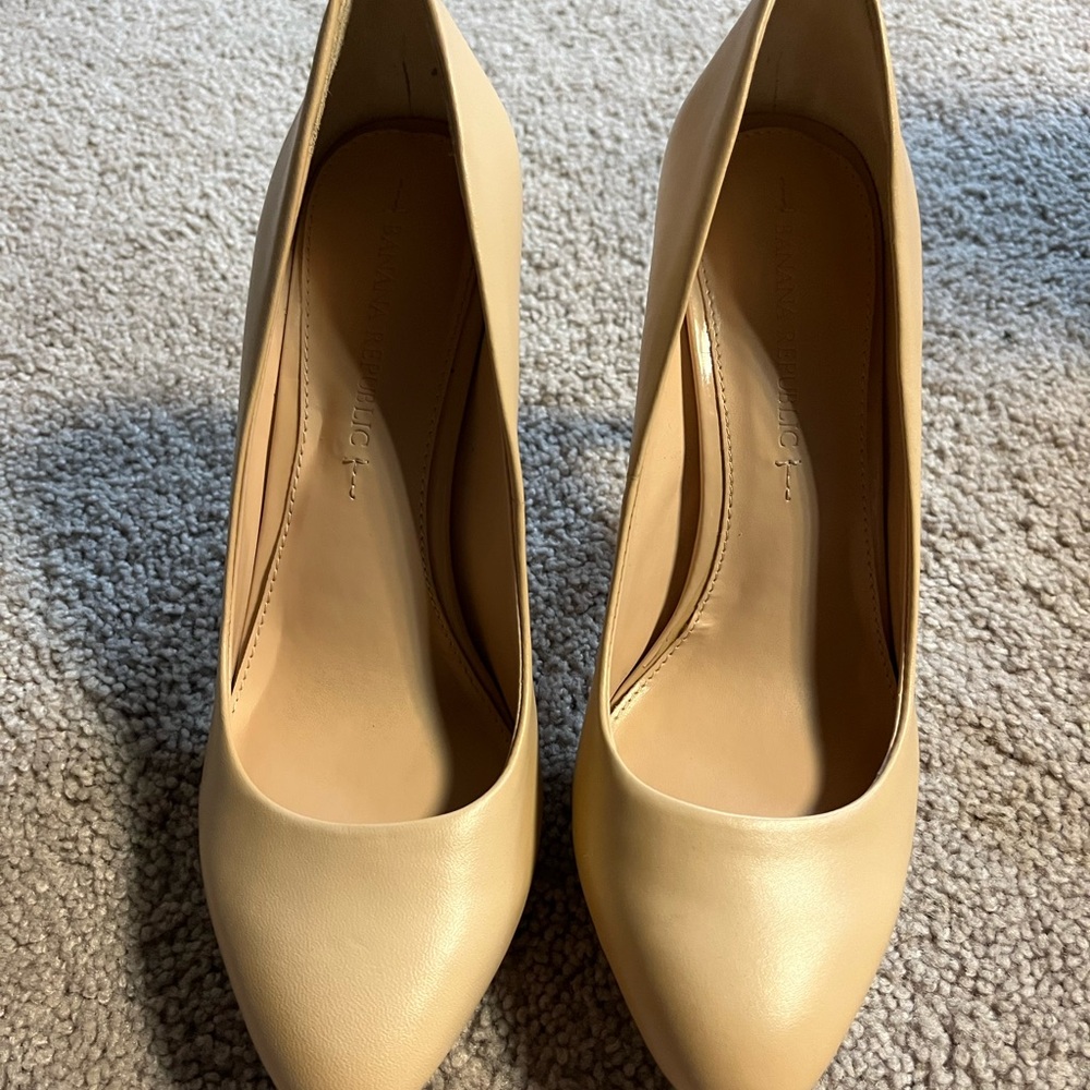 Banana republic nude pumps size 6.5 - Picture 2 of 3